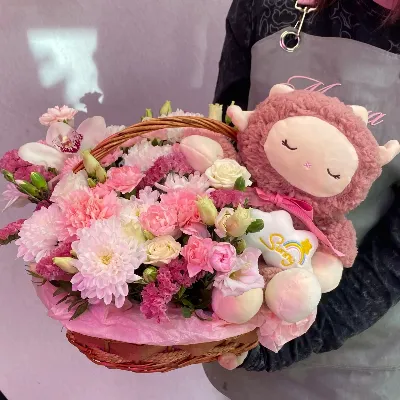 Композиция в корзине с игрушкой "Чары"
